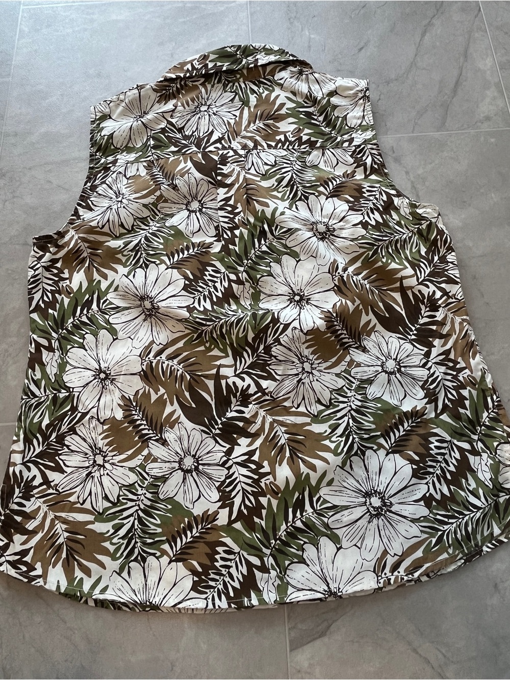 White Stag Sleeveless Floral Button-Front Top in White, Brown,Olive size M(8-10) - Picture 2 of 8